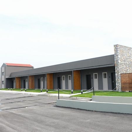 Comfort Suites & Rooms Larissa Buitenkant foto