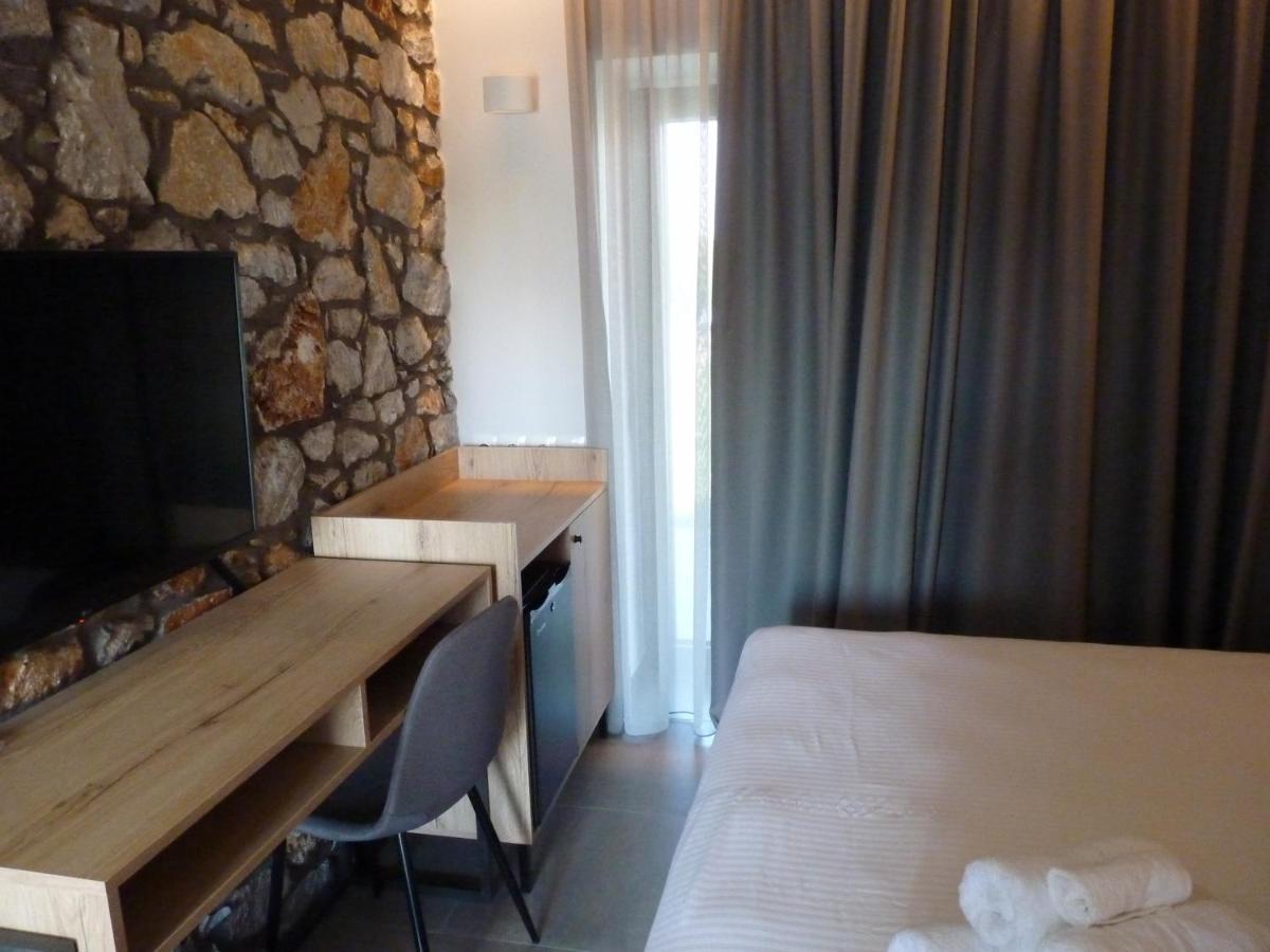 Comfort Suites & Rooms Larissa Buitenkant foto